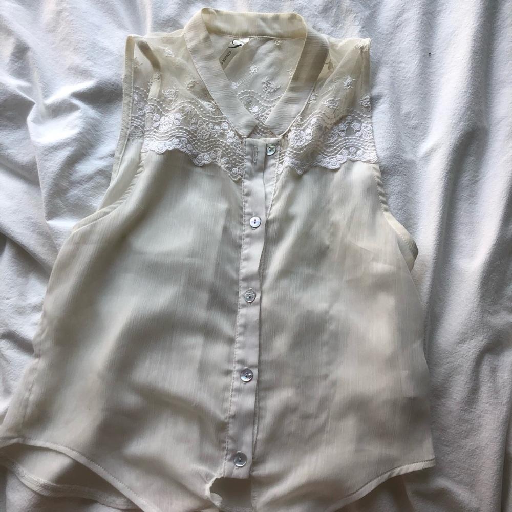 Sleeveless women’s blouse